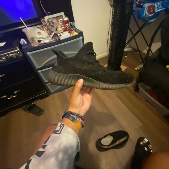 Yeezy 350 V2 Core Black Copper - Picture 3 of 9